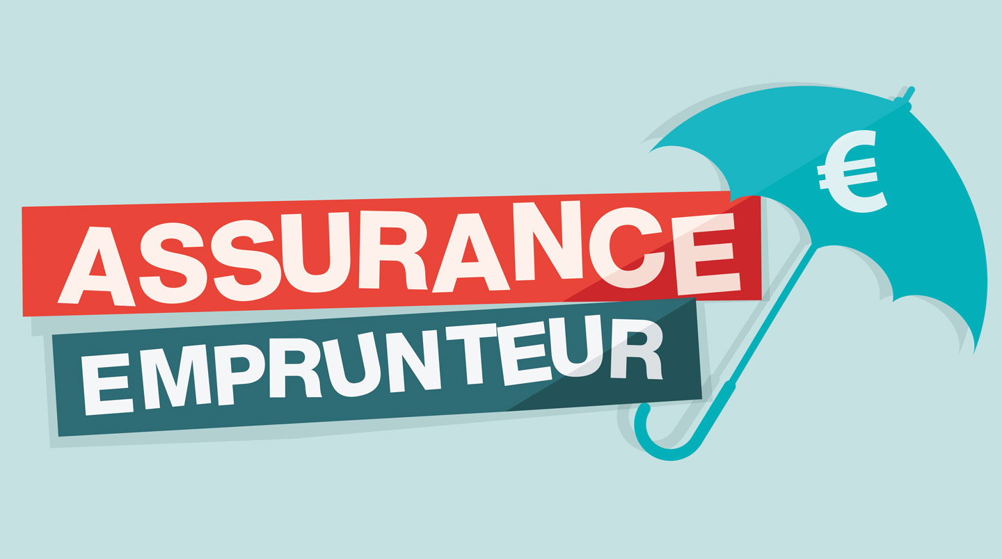 Gros plan sur un contrat d'assurance emprunteur ouvert avec clauses en français, stylo-plume et lunettes de lecture posés sur le document